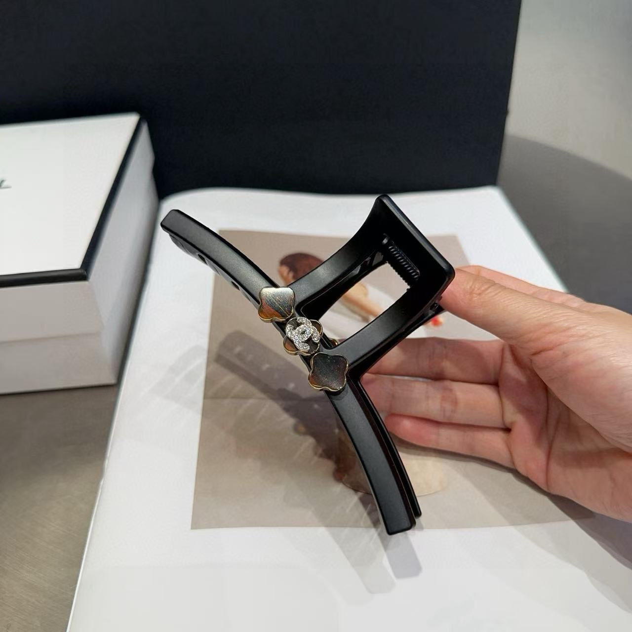 CHANE1 ダブルC 四つ葉のクローバーヘアピン【50％割引+送料無料】