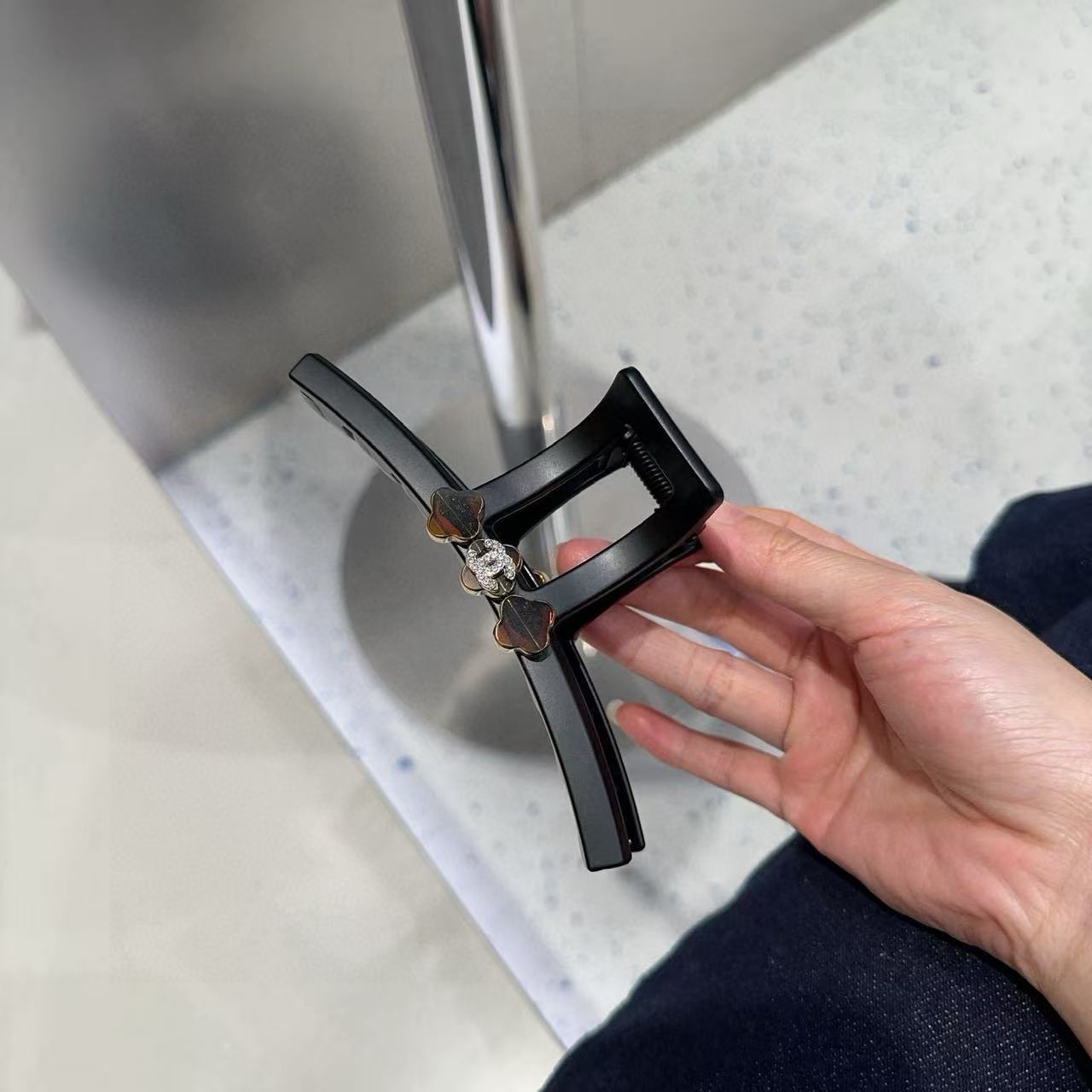 CHANE1 ダブルC 四つ葉のクローバーヘアピン【50％割引+送料無料】