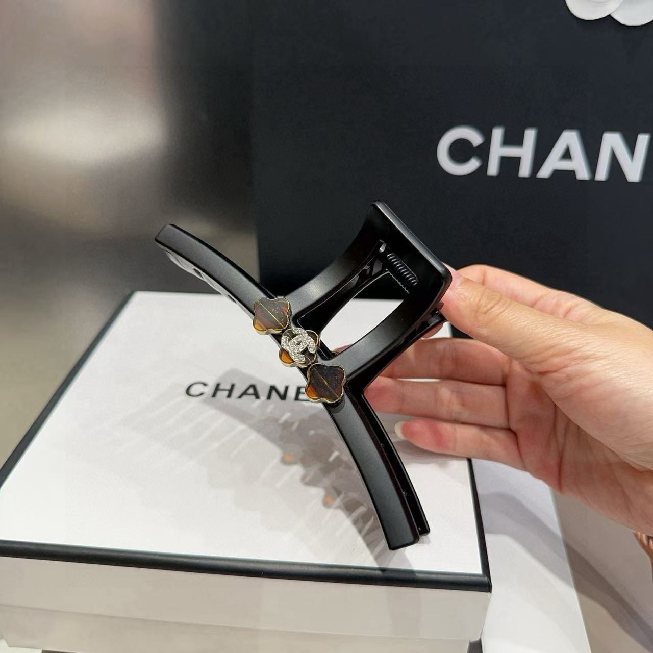 CHANE1 ダブルC 四つ葉のクローバーヘアピン【50％割引+送料無料】