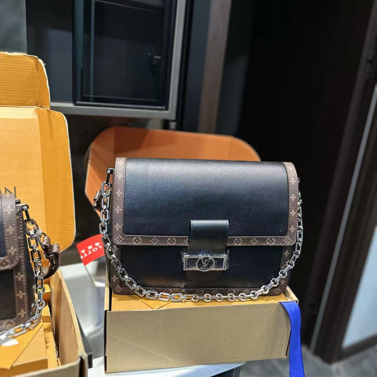 LVチェーンレザーショルダークロスボディバッグ【50％割引+送料無料】