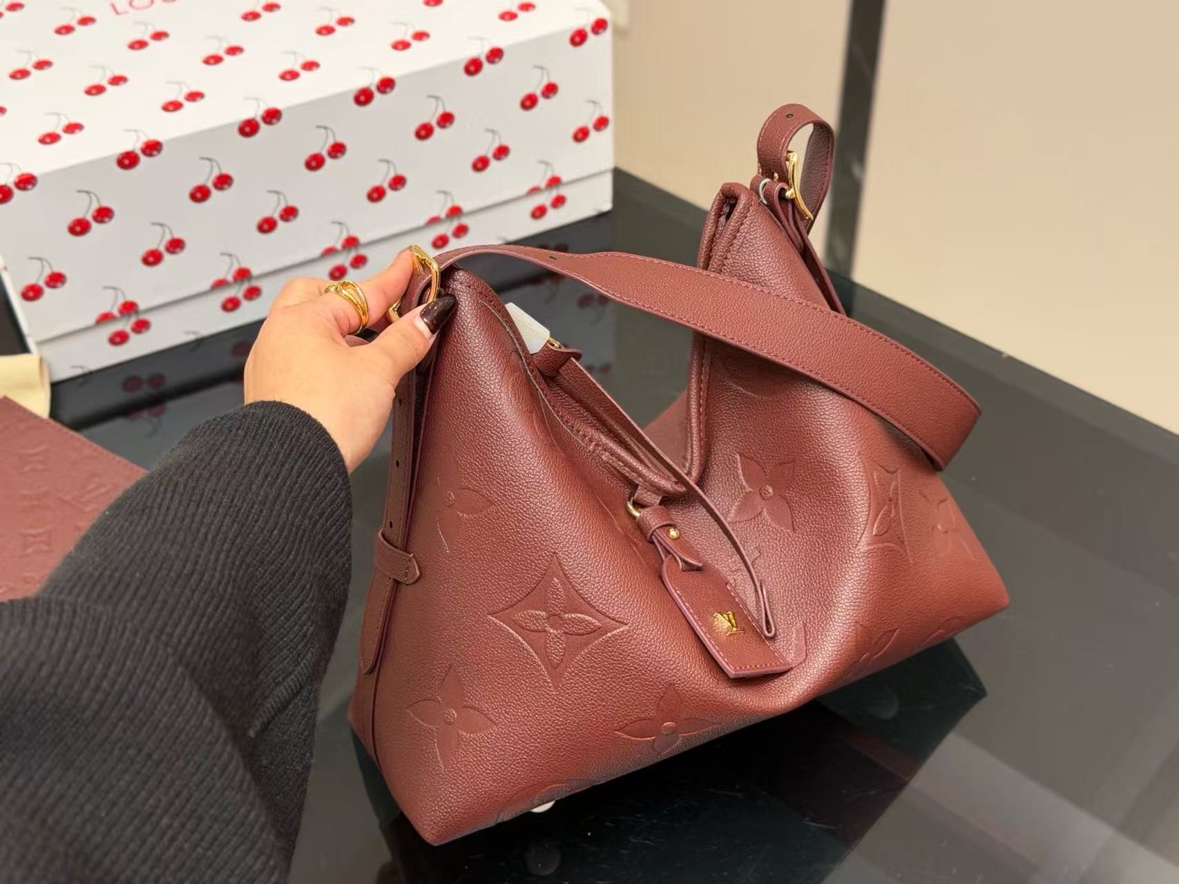 LVプリントのアンダーアームバッグ【50％割引+送料無料】