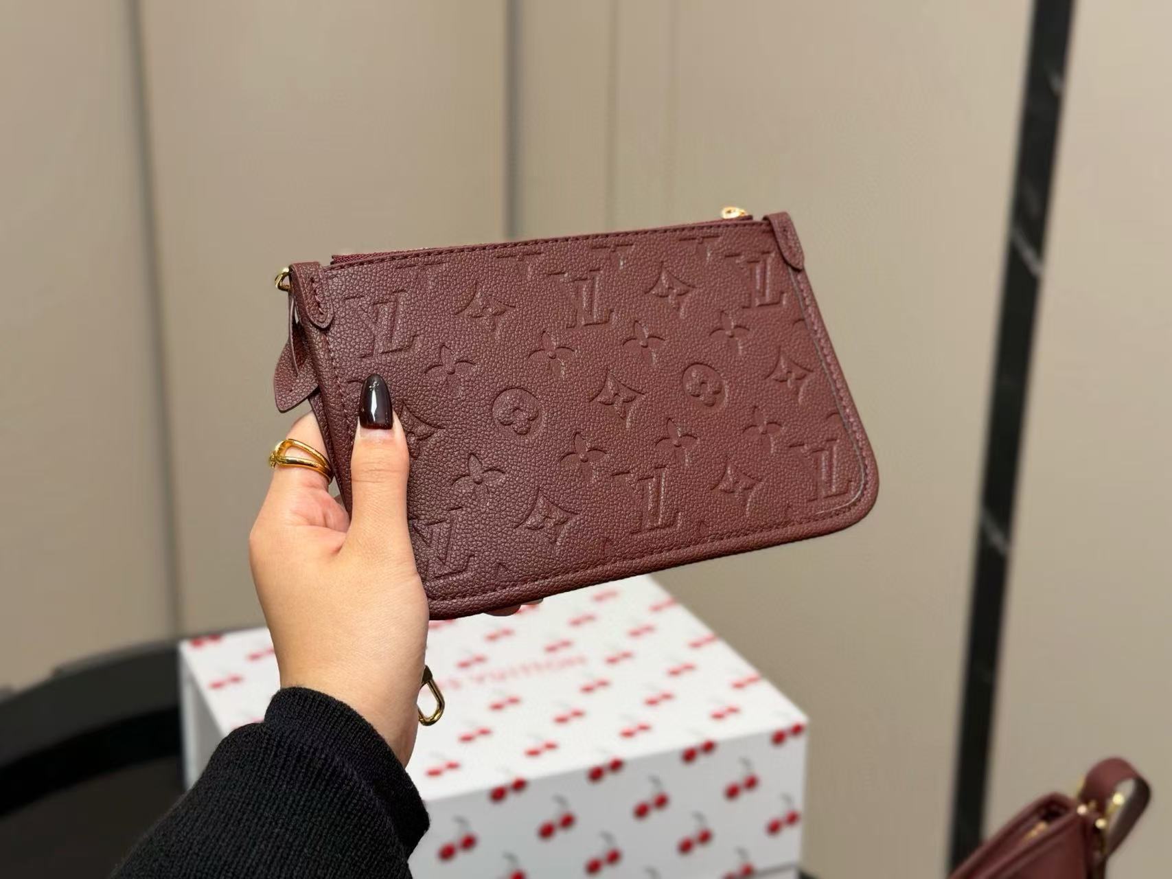 LVプリントのアンダーアームバッグ【50％割引+送料無料】