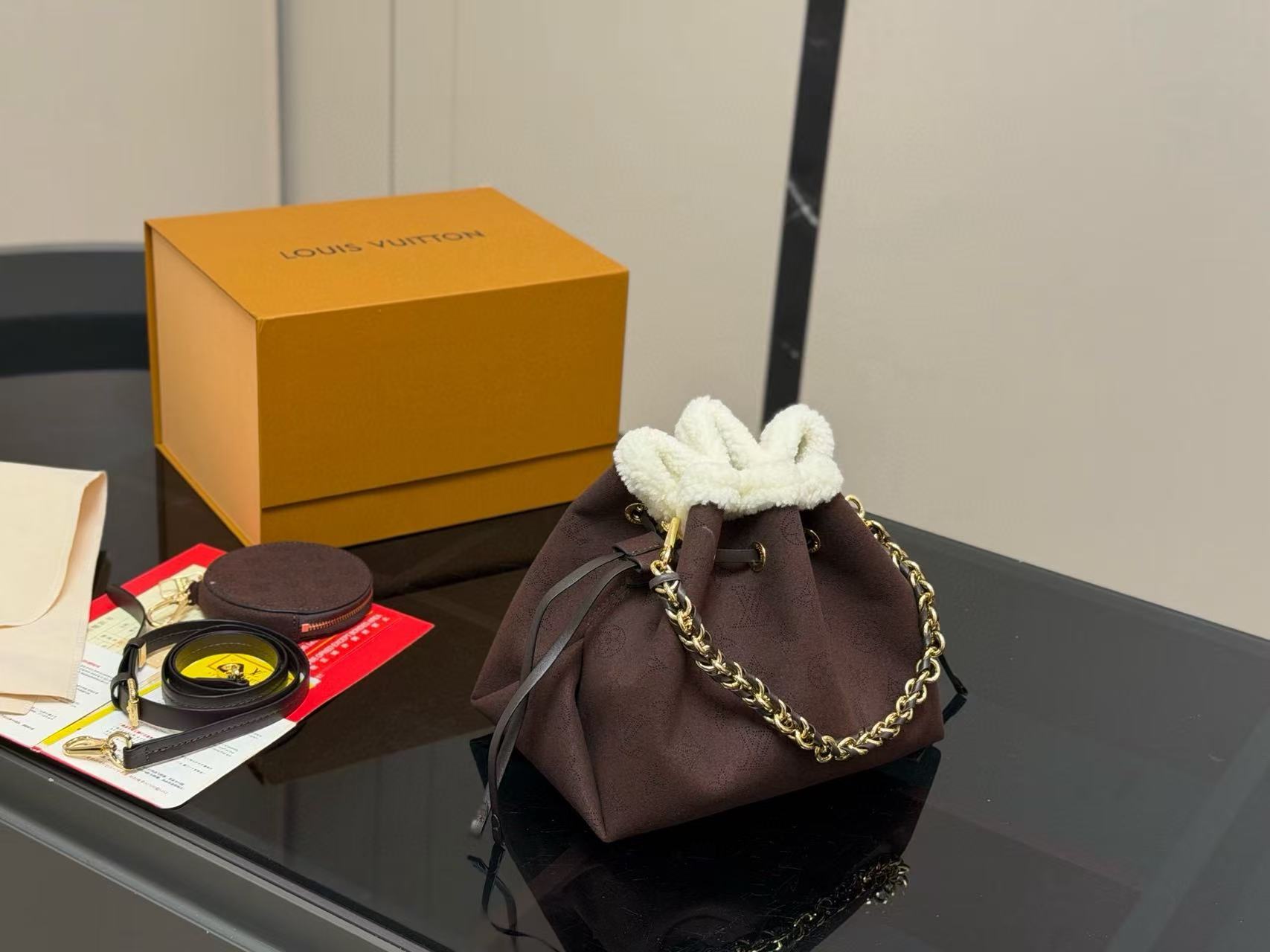 LVスエードチェーンバケットバッグ【50％割引+送料無料】