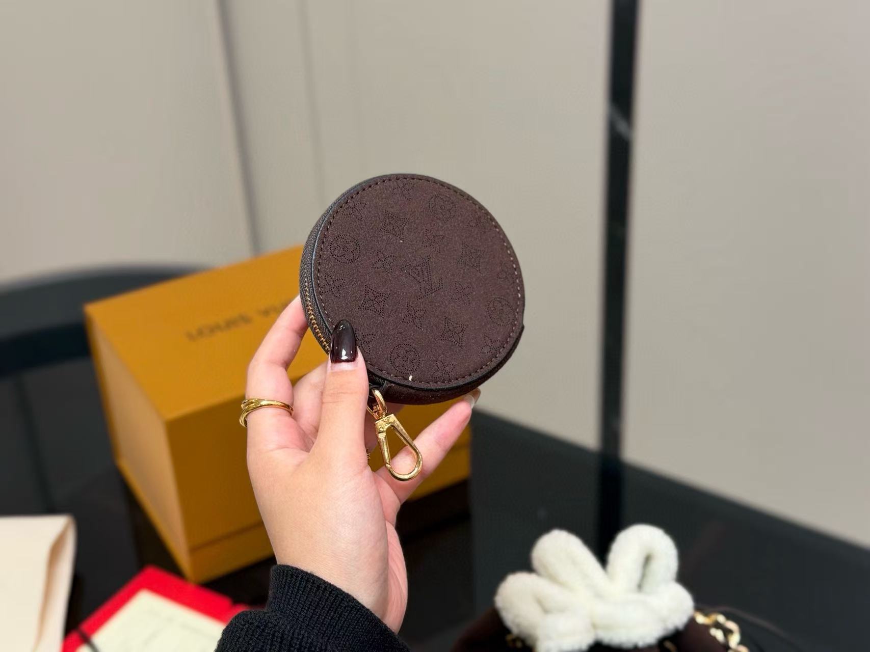 LVスエードチェーンバケットバッグ【50％割引+送料無料】