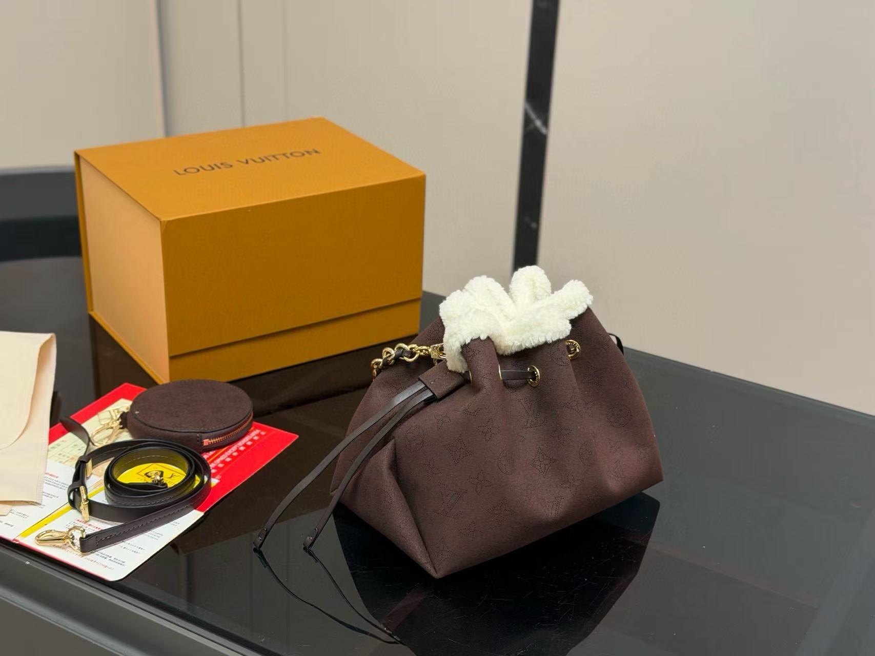 LVスエードチェーンバケットバッグ【50％割引+送料無料】