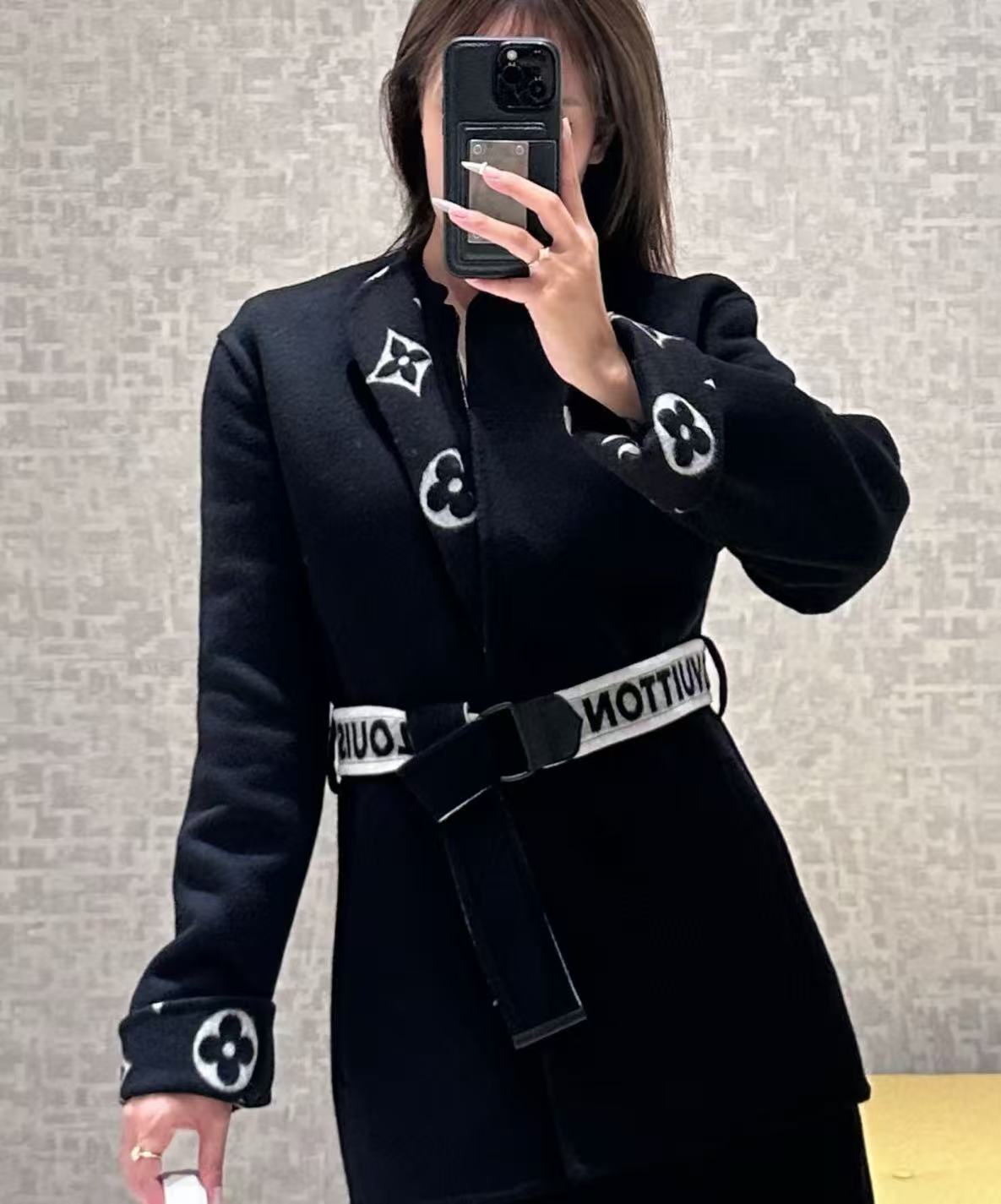 LVプリントのレースアップカシミアコート【50％割引+送料無料】