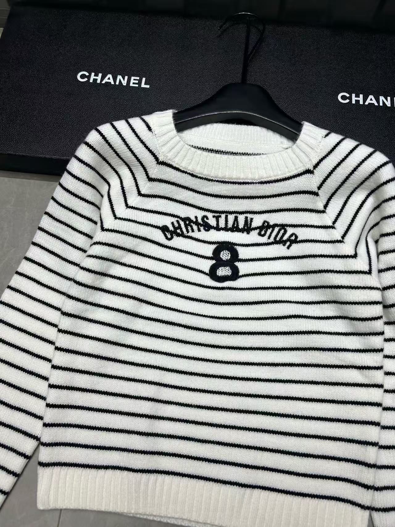 DI0R ストライプレタリングセーター【50％割引+送料無料】