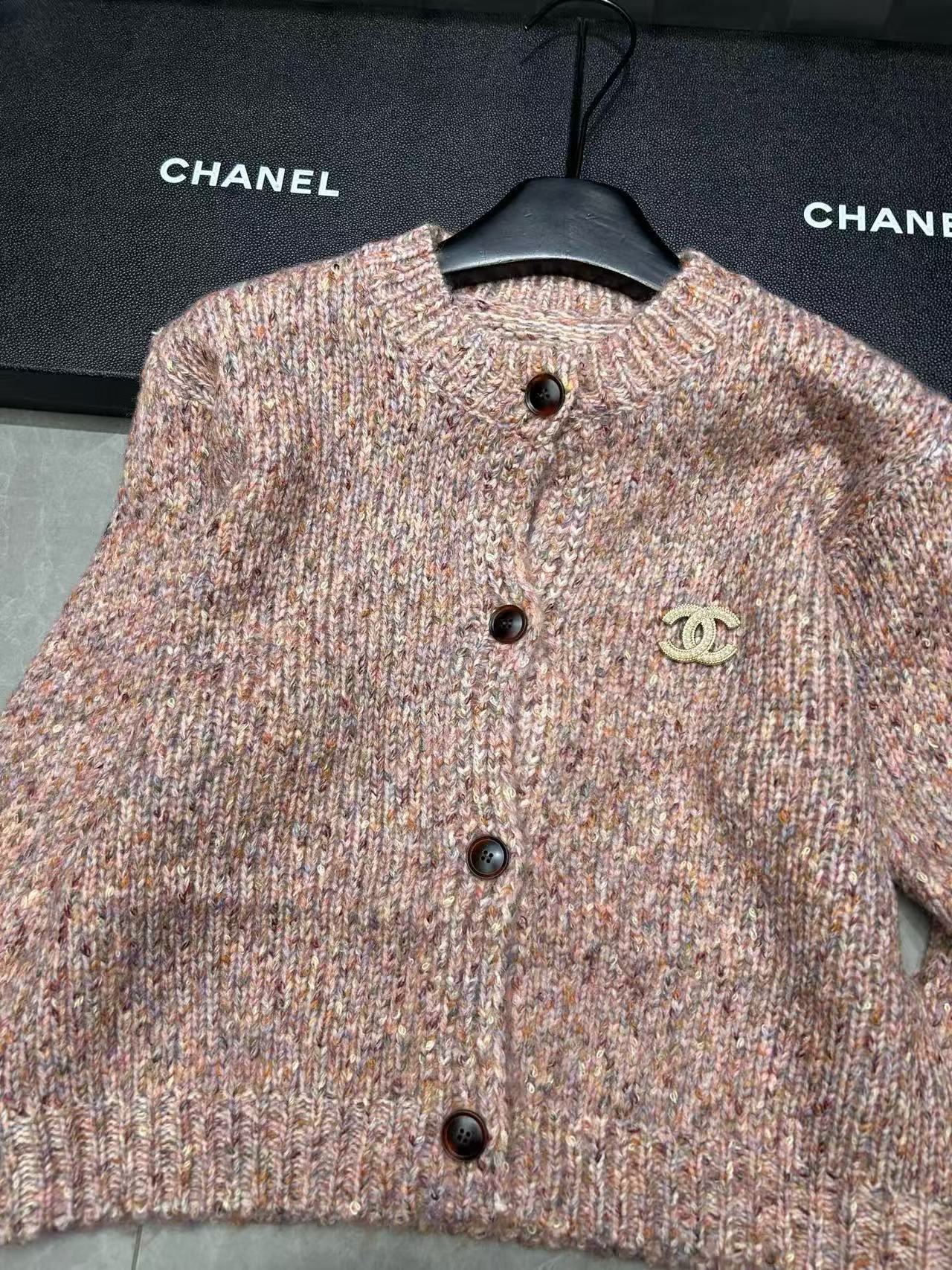 CHANE1 ブローチ付きウールカーディガン【50％割引+送料無料】