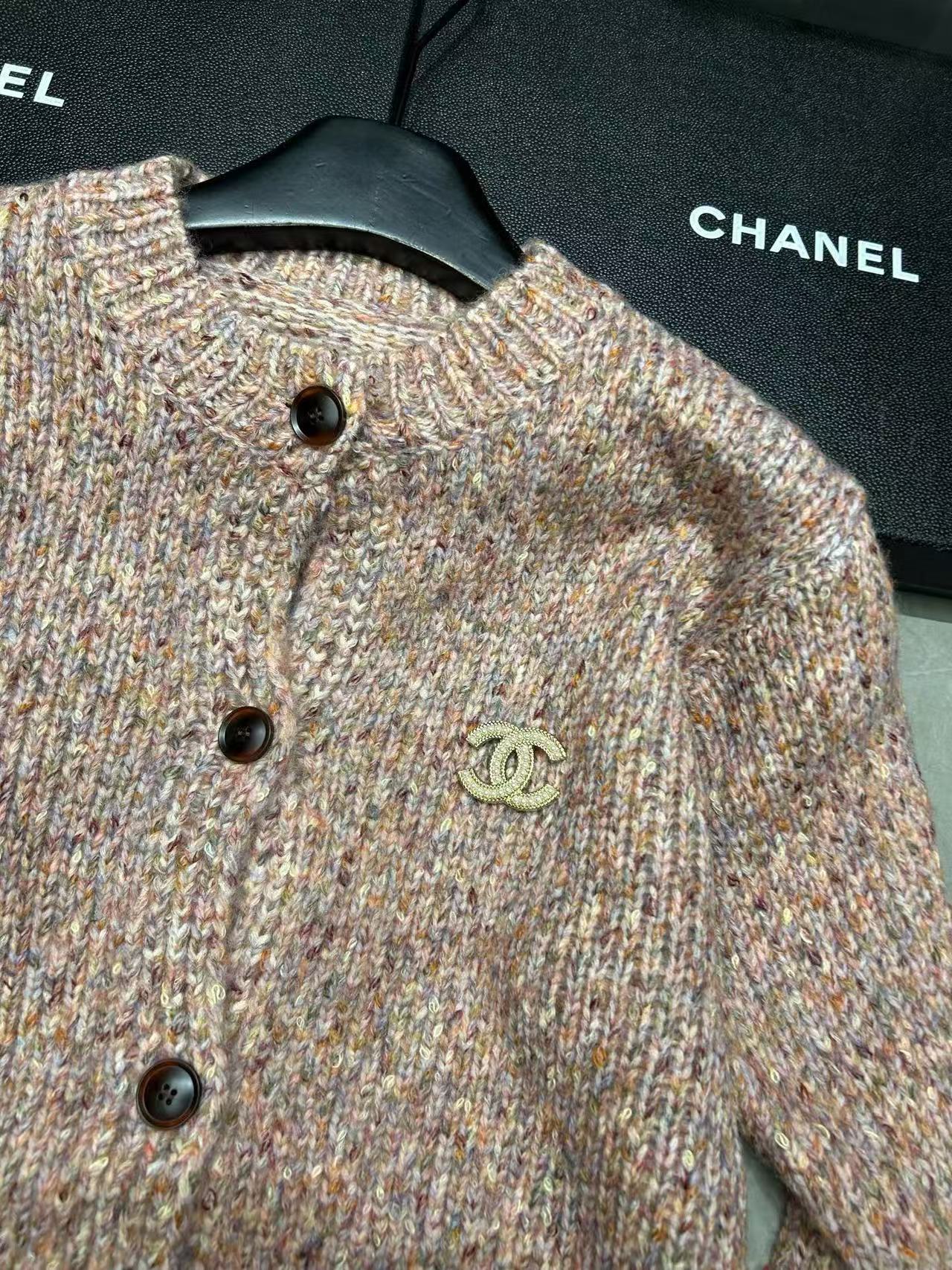 CHANE1 ブローチ付きウールカーディガン【50％割引+送料無料】