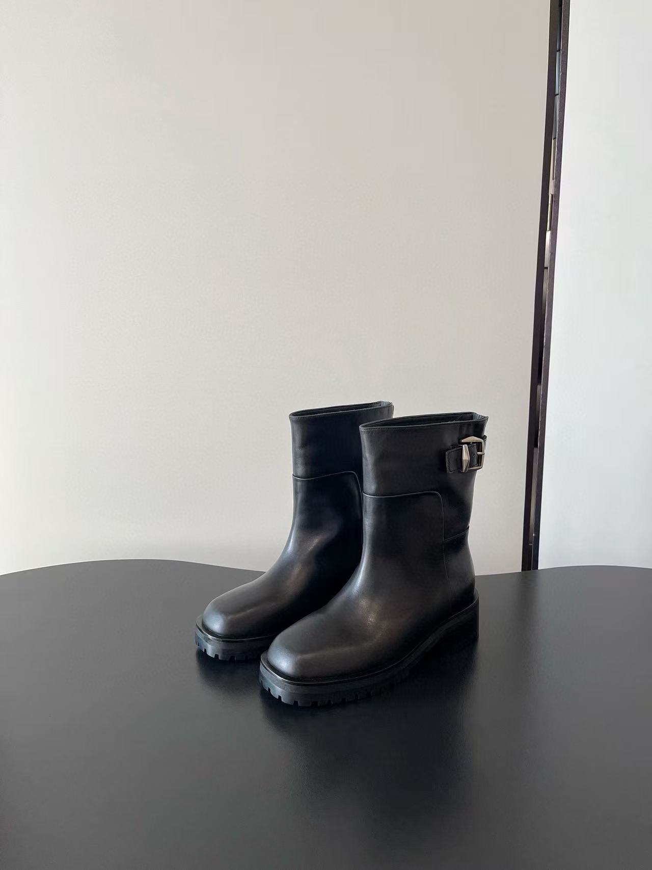 jimmycho0 高品質レザーのシンプルアンクルブーツ【50％割引+送料無料】