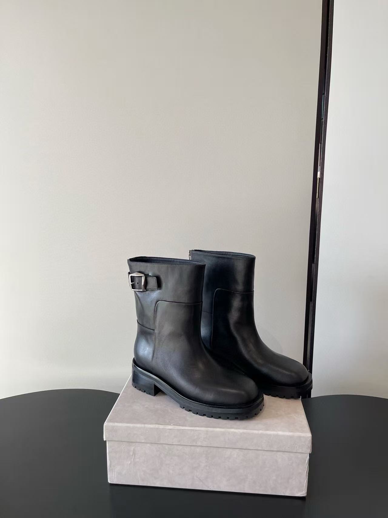 jimmycho0 高品質レザーのシンプルアンクルブーツ【50％割引+送料無料】