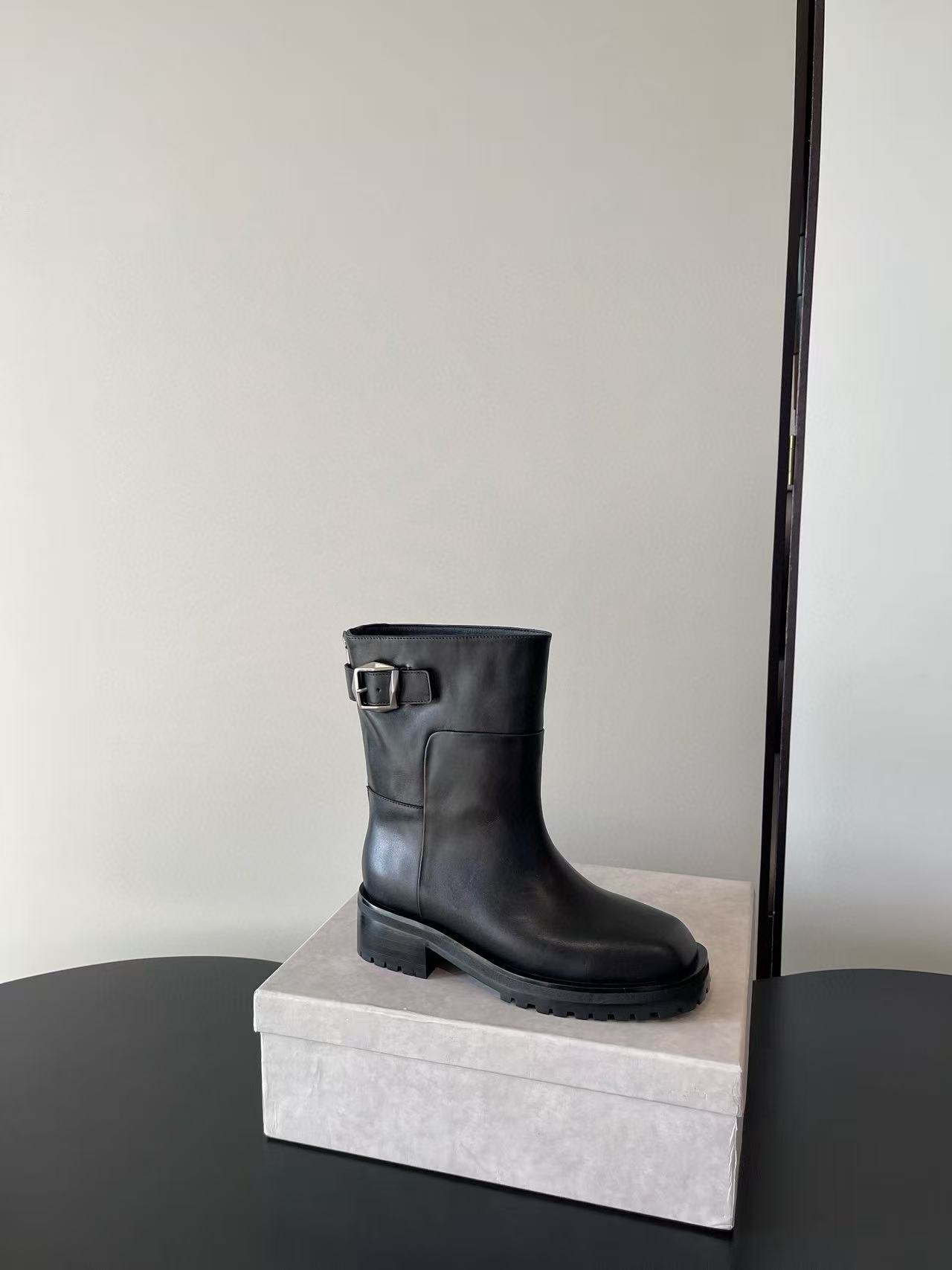 jimmycho0 高品質レザーのシンプルアンクルブーツ【50％割引+送料無料】