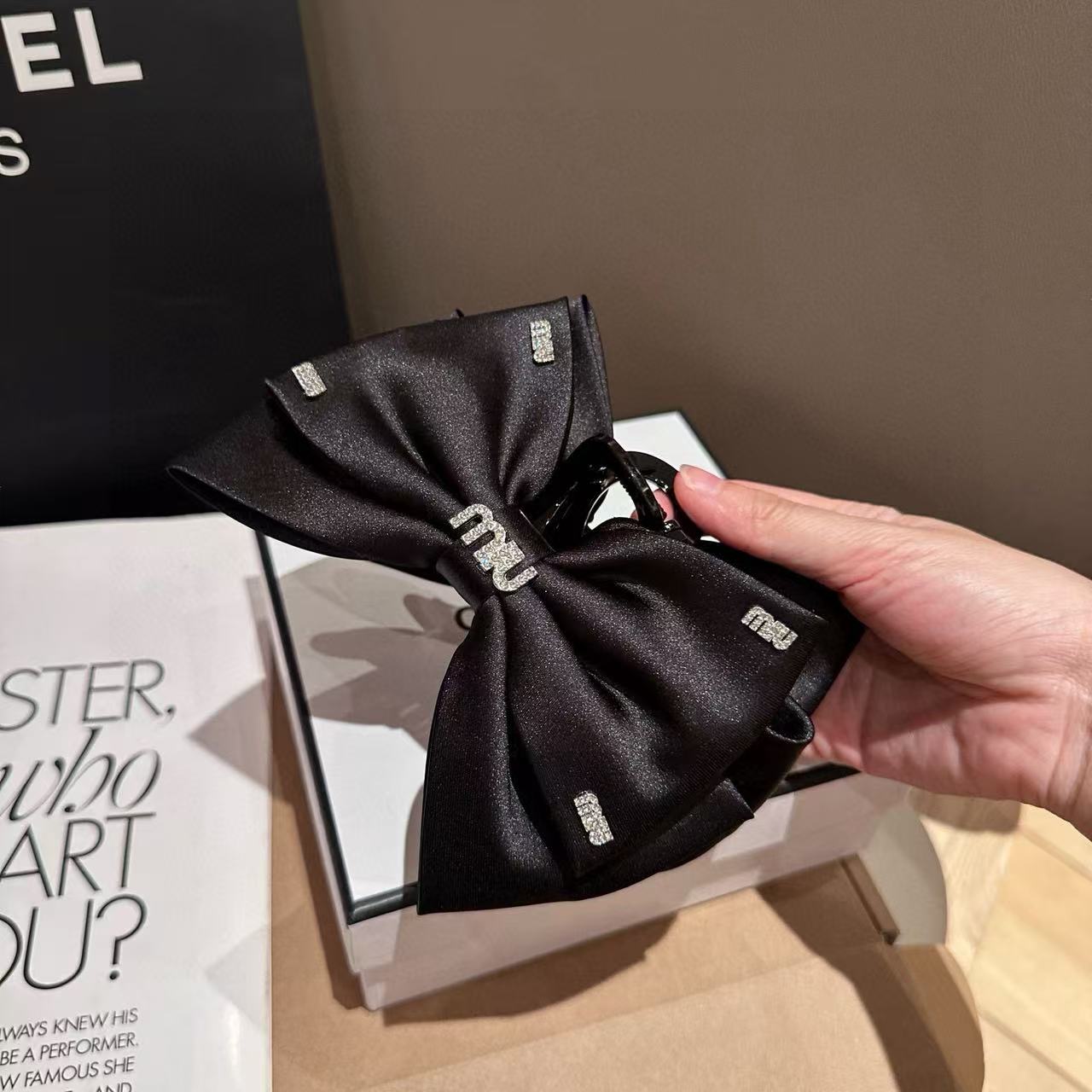 M1UM1U ちょう結びダイヤレターヘアピン【50％割引+送料無料】