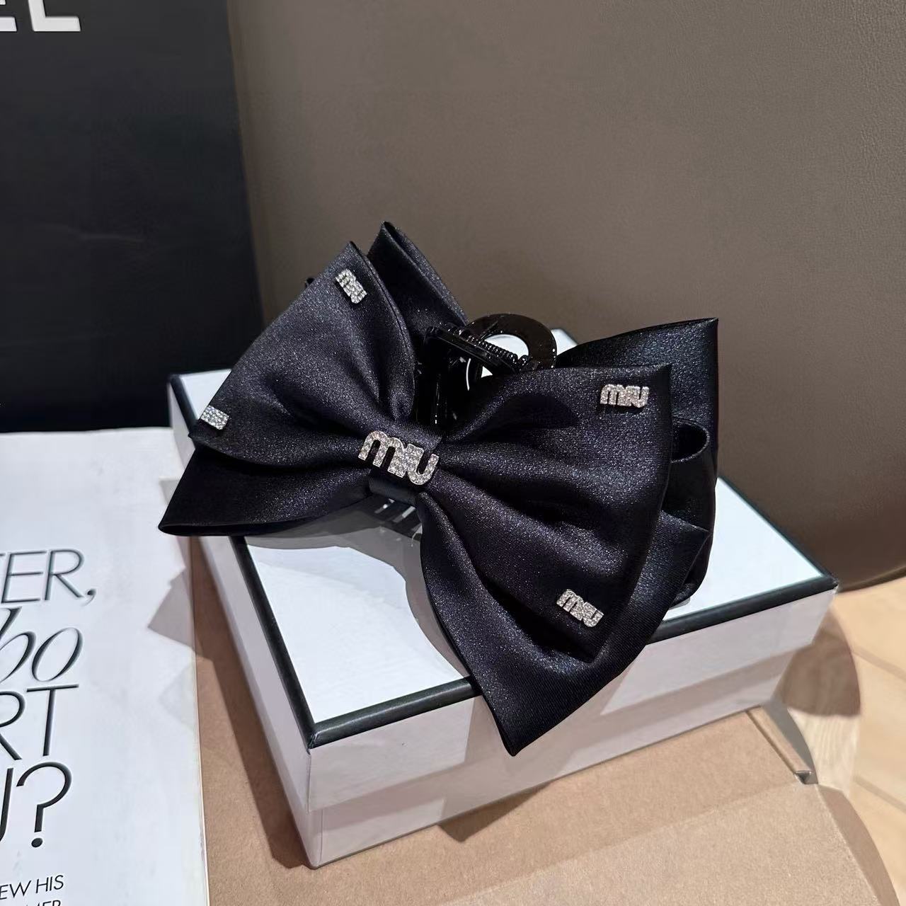 M1UM1U ちょう結びダイヤレターヘアピン【50％割引+送料無料】