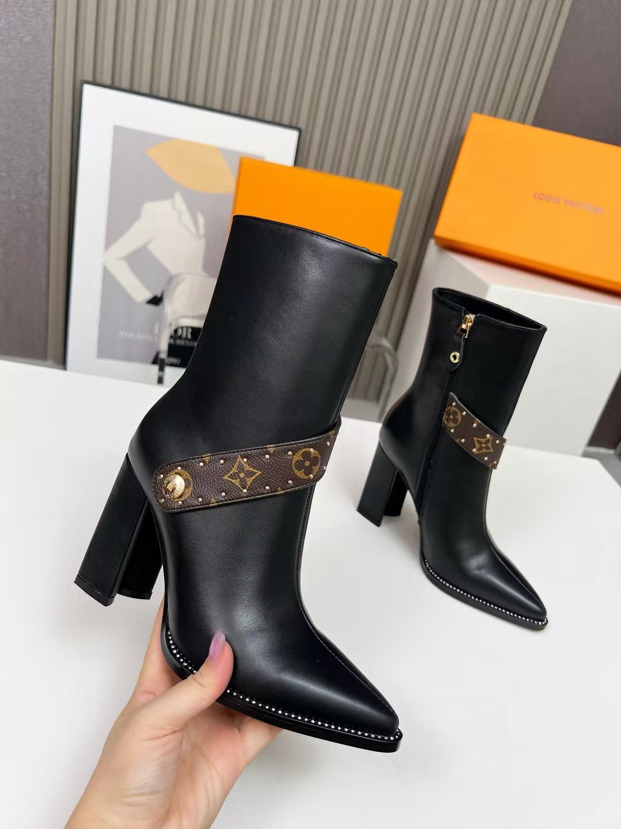 LVの高品質レザーのポインテッドハイヒールアンクルブーツ【50％割引+送料無料】