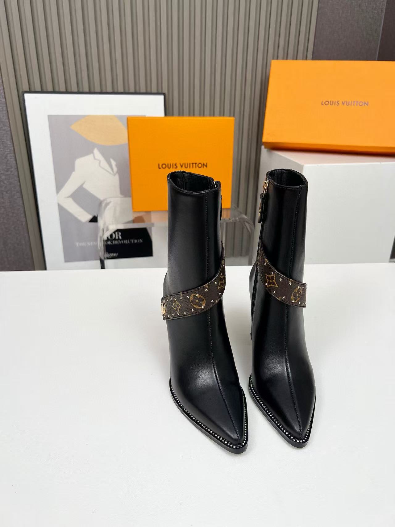 LVの高品質レザーのポインテッドハイヒールアンクルブーツ【50％割引+送料無料】