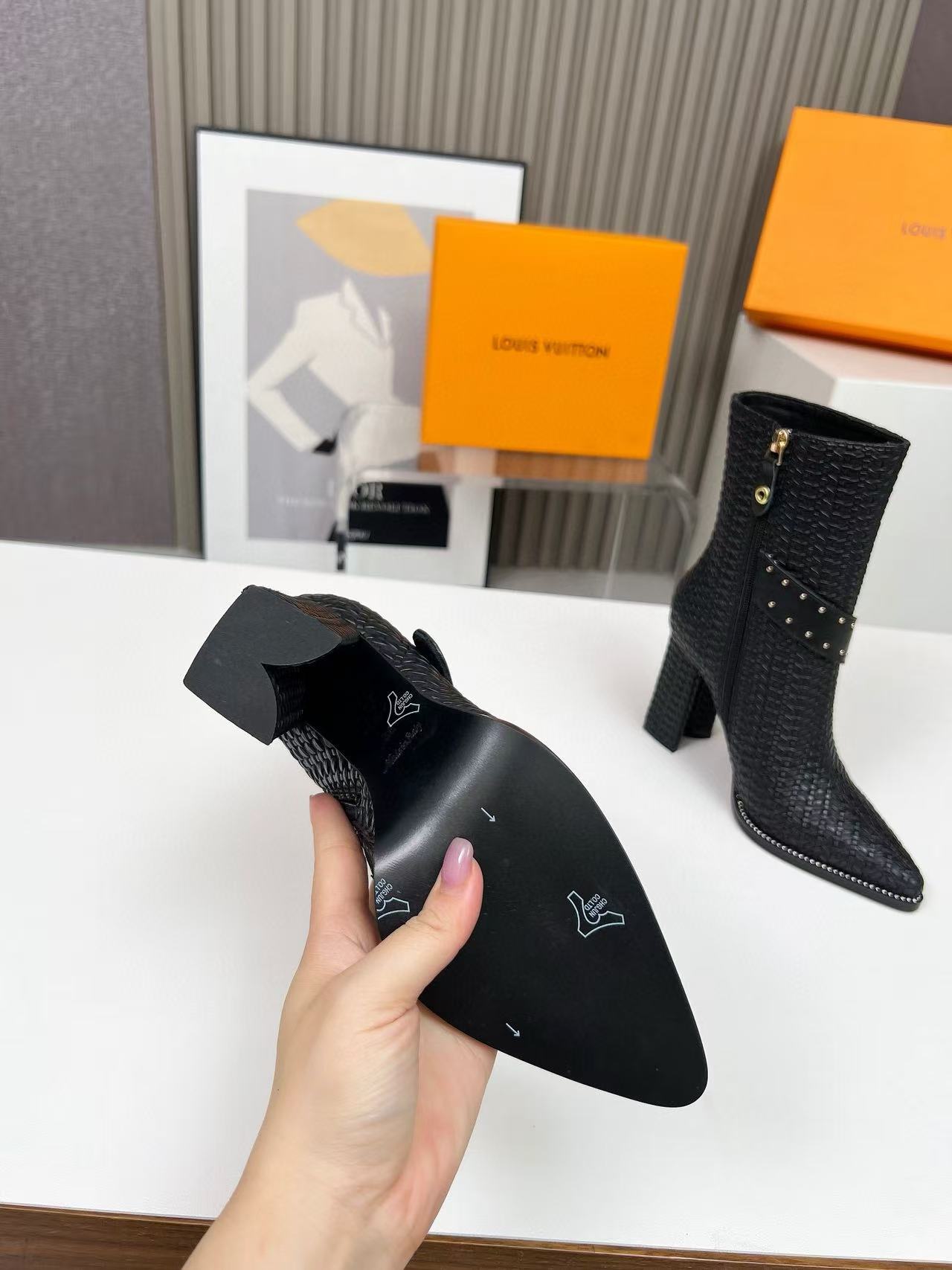 LVの高品質レザーのポインテッドハイヒールアンクルブーツ【50％割引+送料無料】