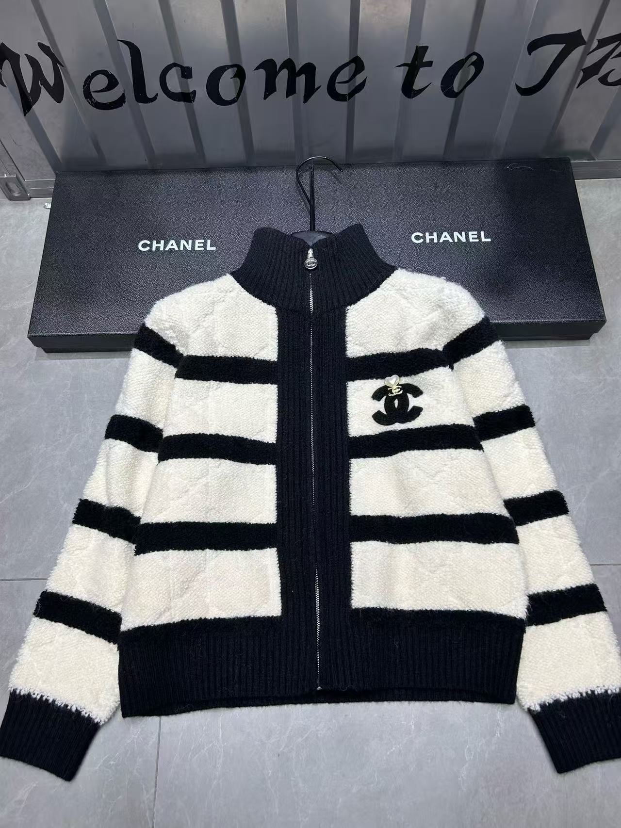 CHANE1 ダブルC ブラック＆ホワイト ストライプ カーディガン【50％割引+送料無料】