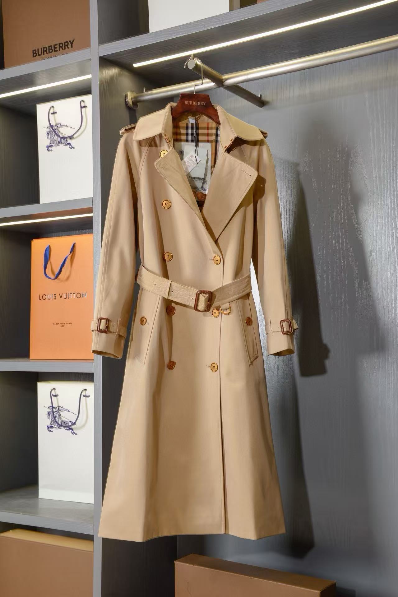 BUR8ERRY ダブルブレスト トレンチコート メタルボタン付き【50％割引+送料無料】