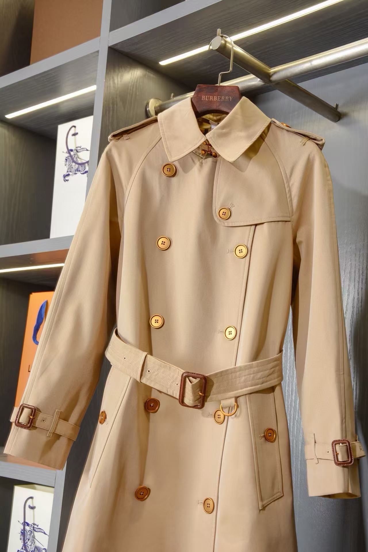 BUR8ERRY ダブルブレスト トレンチコート メタルボタン付き【50％割引+送料無料】