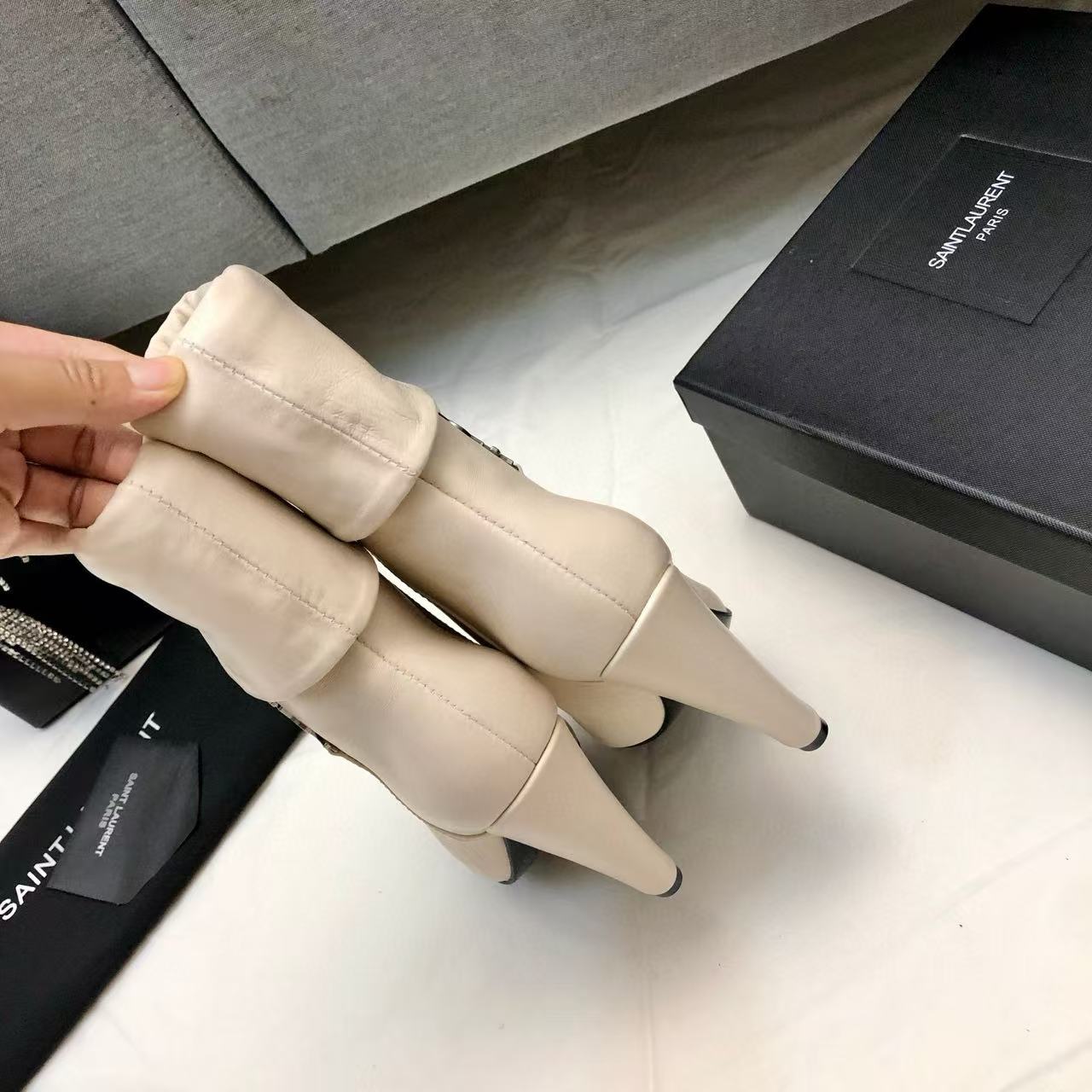 YSLの高品質ポインテッドシープスキンアンクルブーツ【50％割引+送料無料】