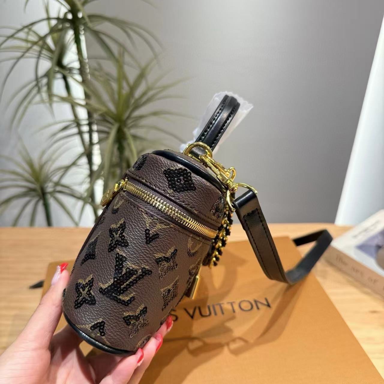 LVプリントチェーンコスメバッグ【50％割引+送料無料】