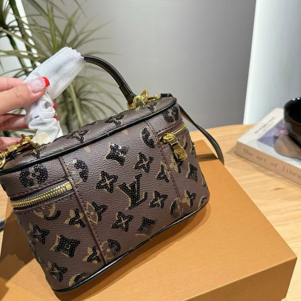 LVプリントチェーンコスメバッグ【50％割引+送料無料】