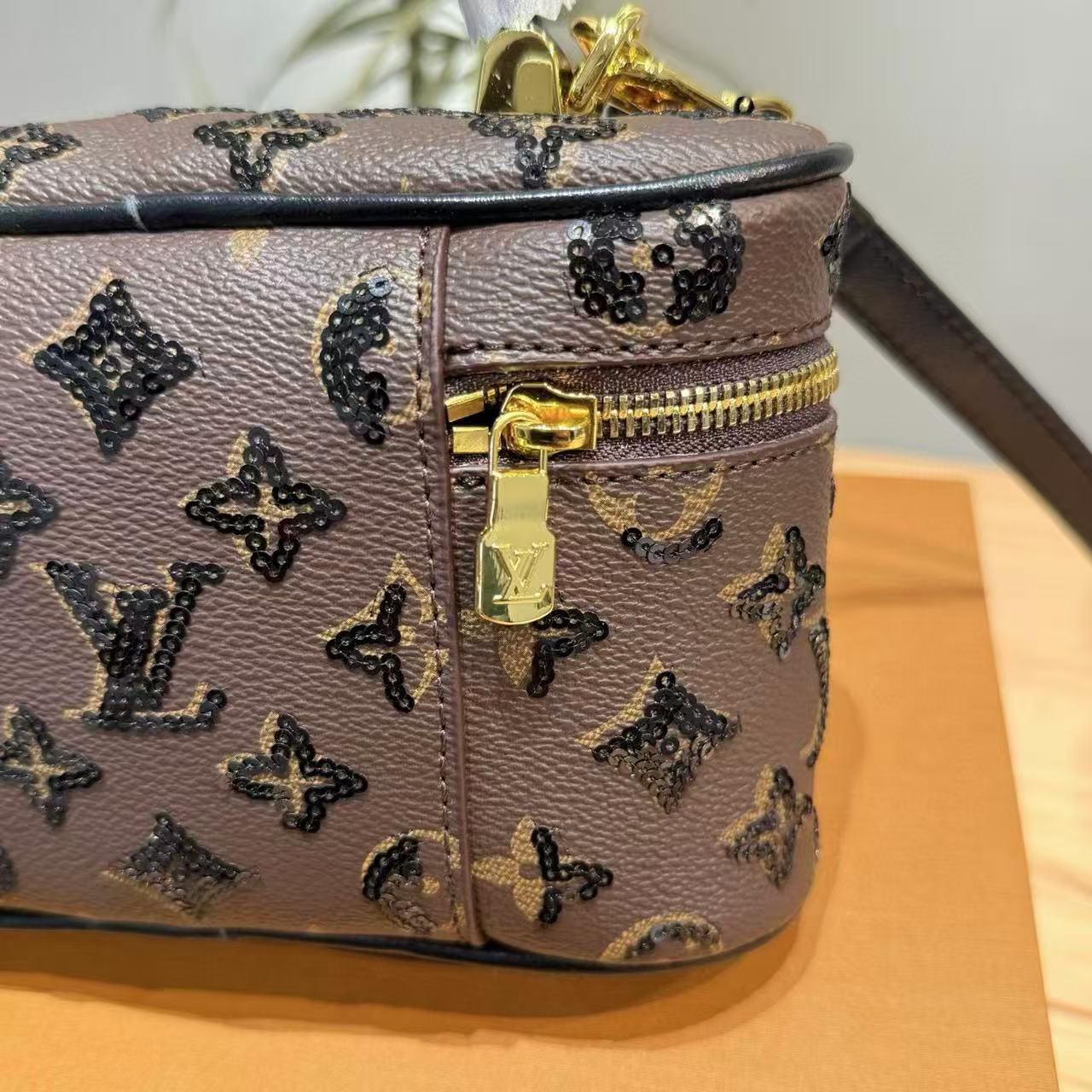 LVプリントチェーンコスメバッグ【50％割引+送料無料】