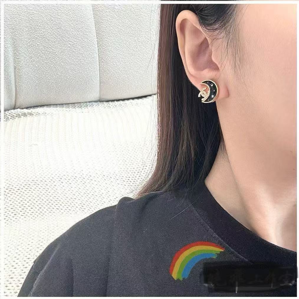 CHANE1 ダブルC ダイヤモンド エナメル ムーン イヤリング【50％割引+送料無料】