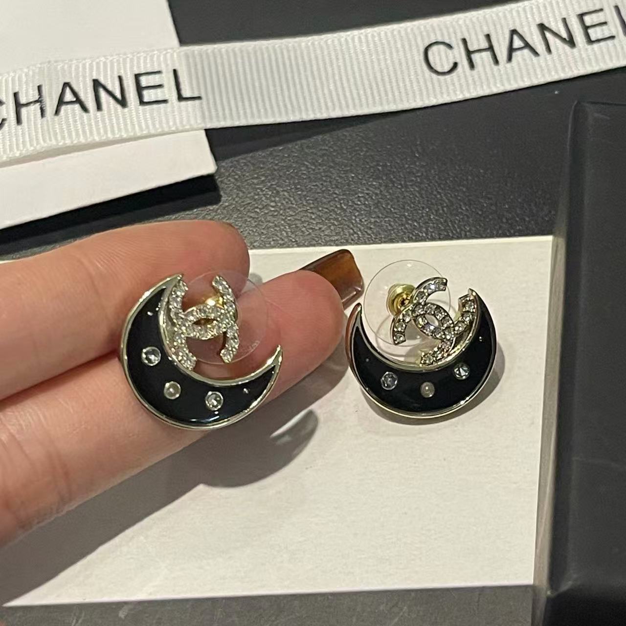 CHANE1 ダブルC ダイヤモンド エナメル ムーン イヤリング【50％割引+送料無料】