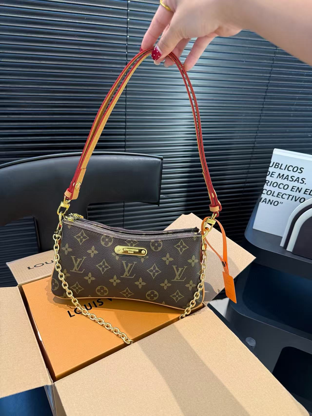 LVチェーンアンダーアームバッグ【50％割引+送料無料】