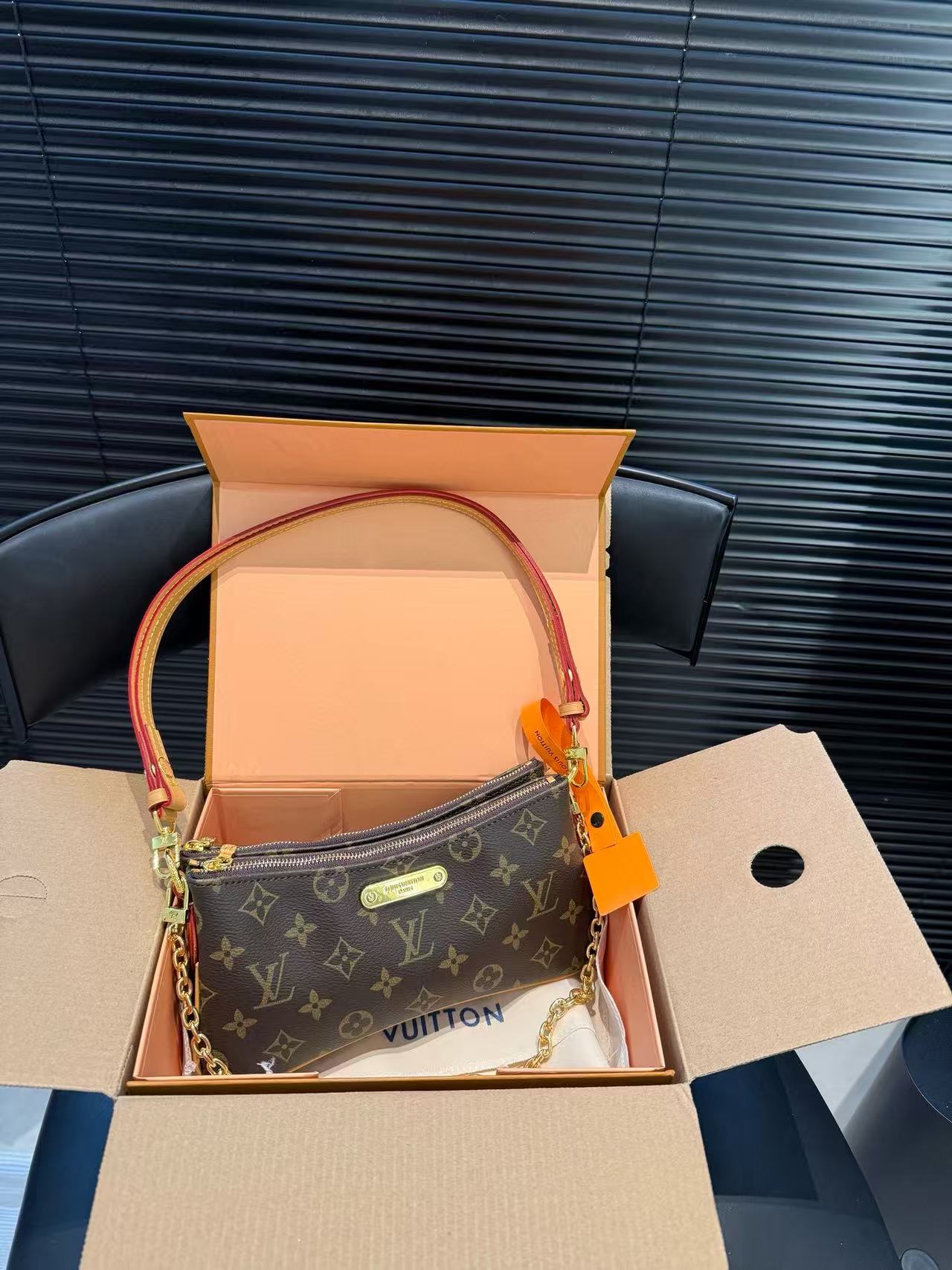 LVチェーンアンダーアームバッグ【50％割引+送料無料】