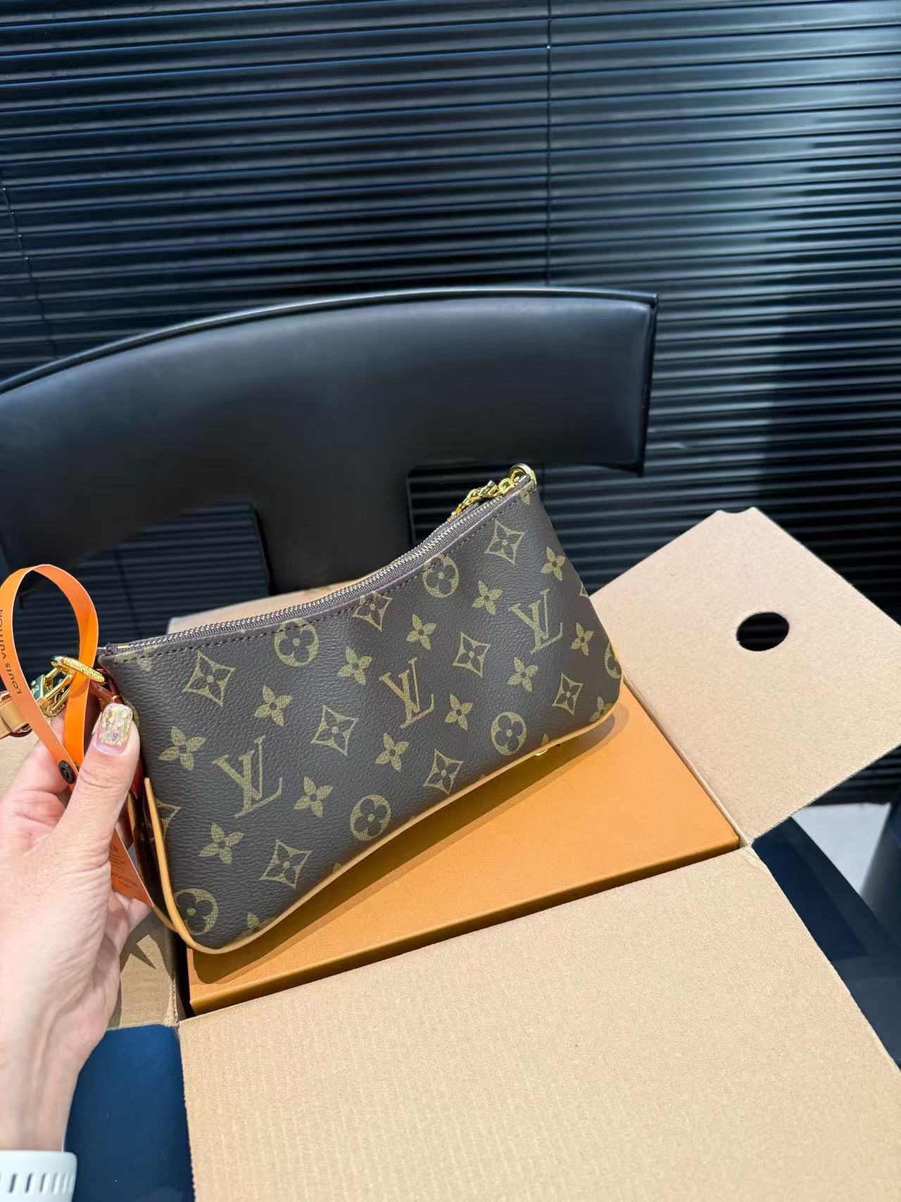 LVチェーンアンダーアームバッグ【50％割引+送料無料】