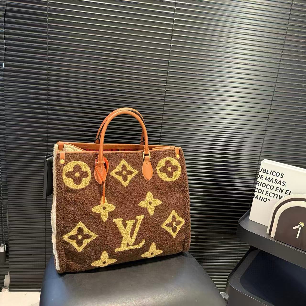 LVラムウールプリントハンドバッグ【50％割引+送料無料】