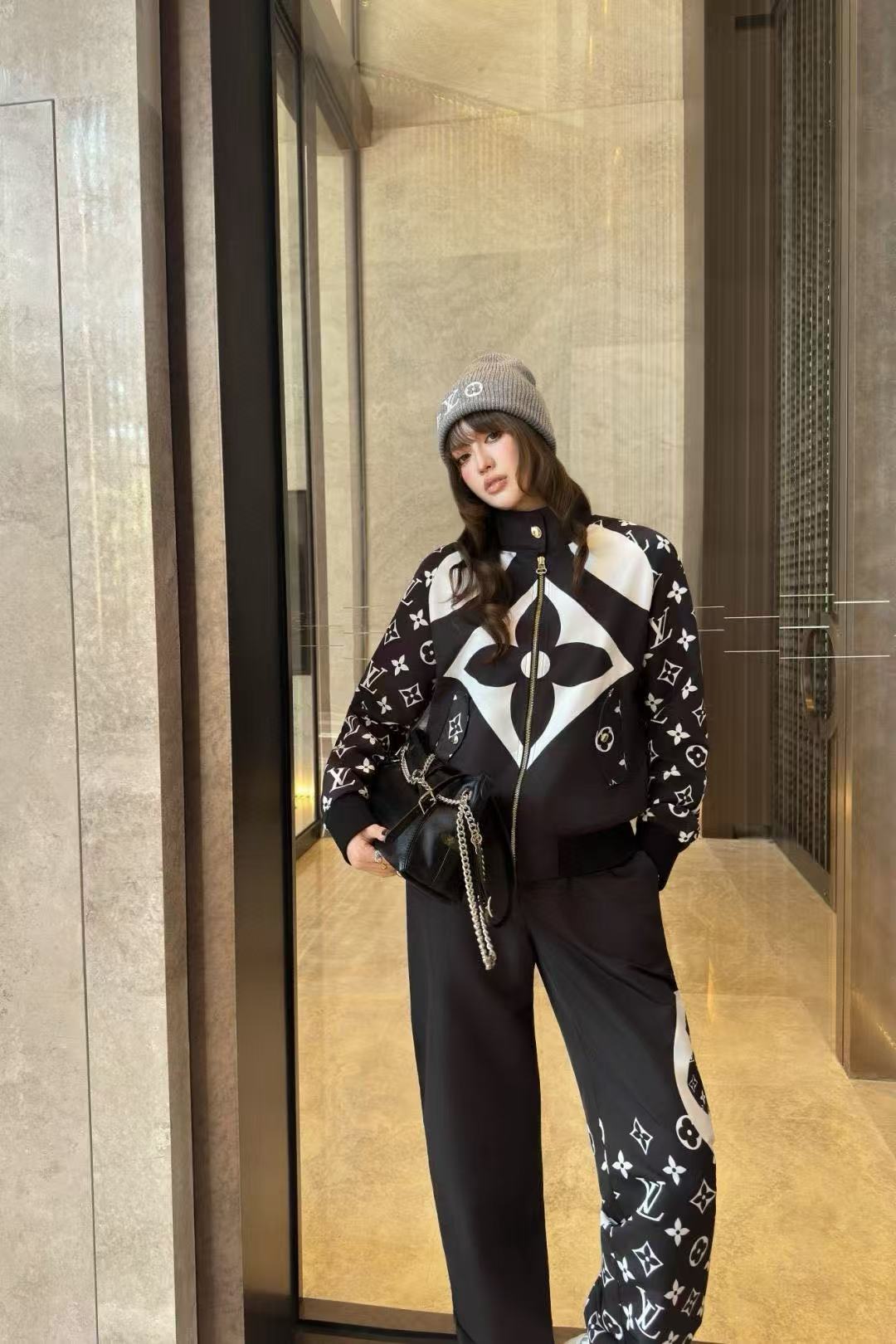 LVプリントのジップアップジャケットとパンツのツーピースセット【50％割引+送料無料】