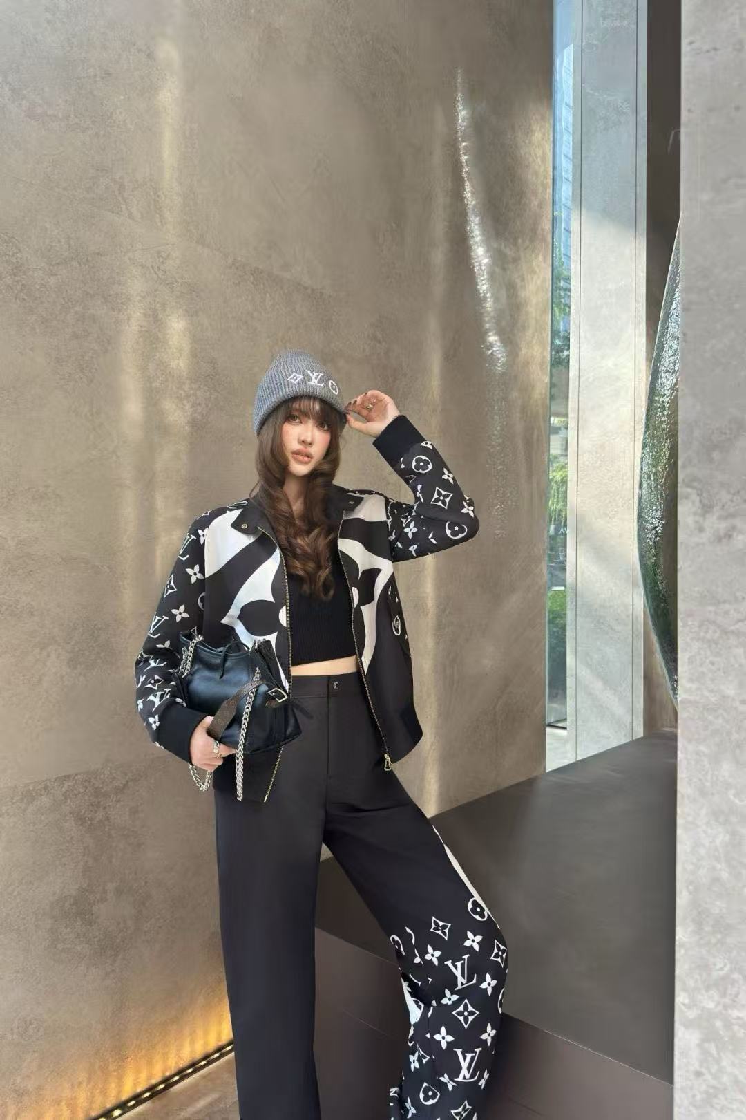 LVプリントのジップアップジャケットとパンツのツーピースセット【50％割引+送料無料】