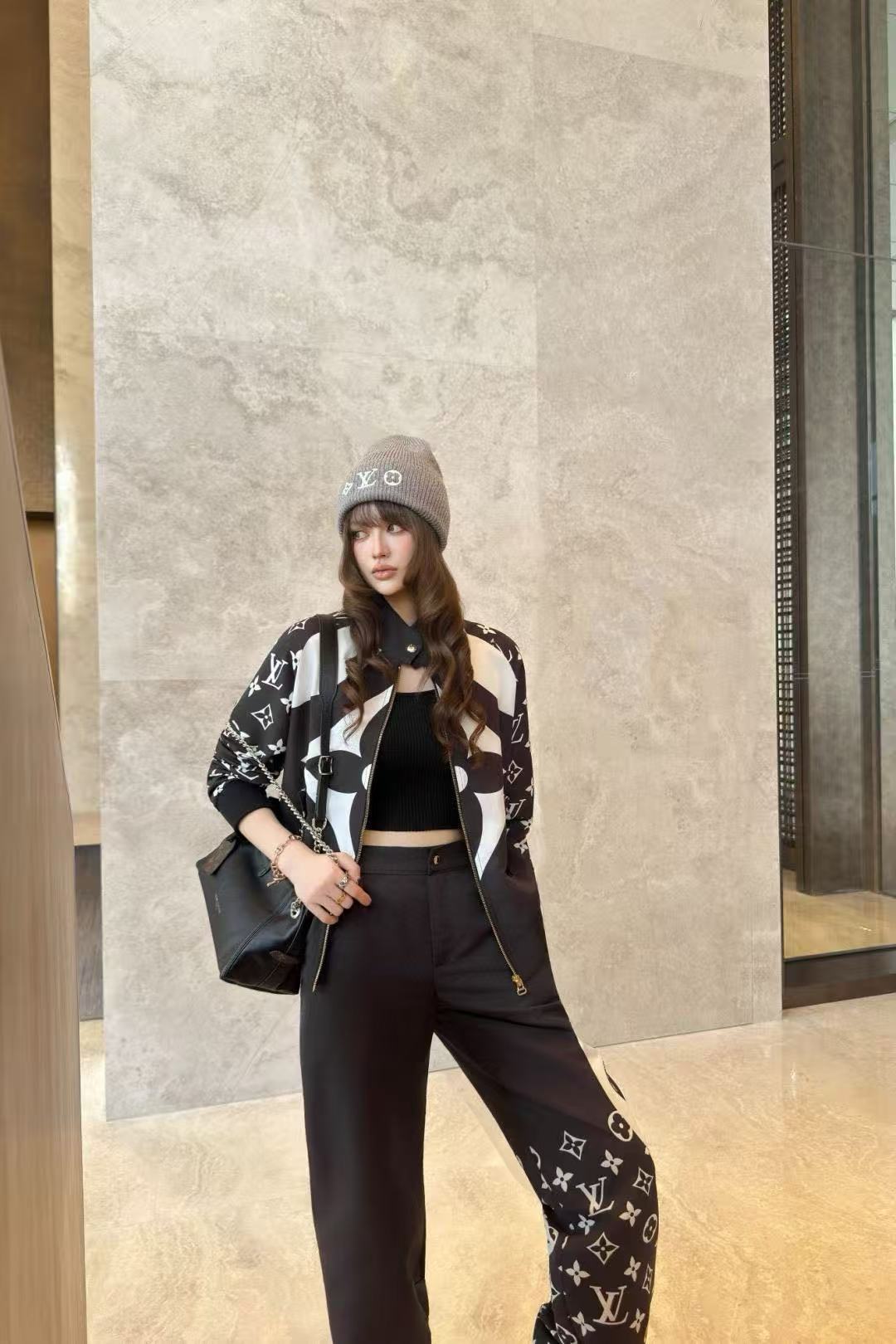 LVプリントのジップアップジャケットとパンツのツーピースセット【50％割引+送料無料】