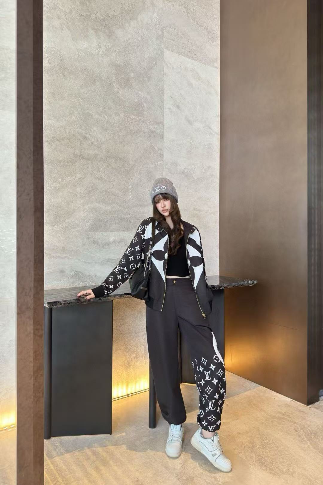 LVプリントのジップアップジャケットとパンツのツーピースセット【50％割引+送料無料】