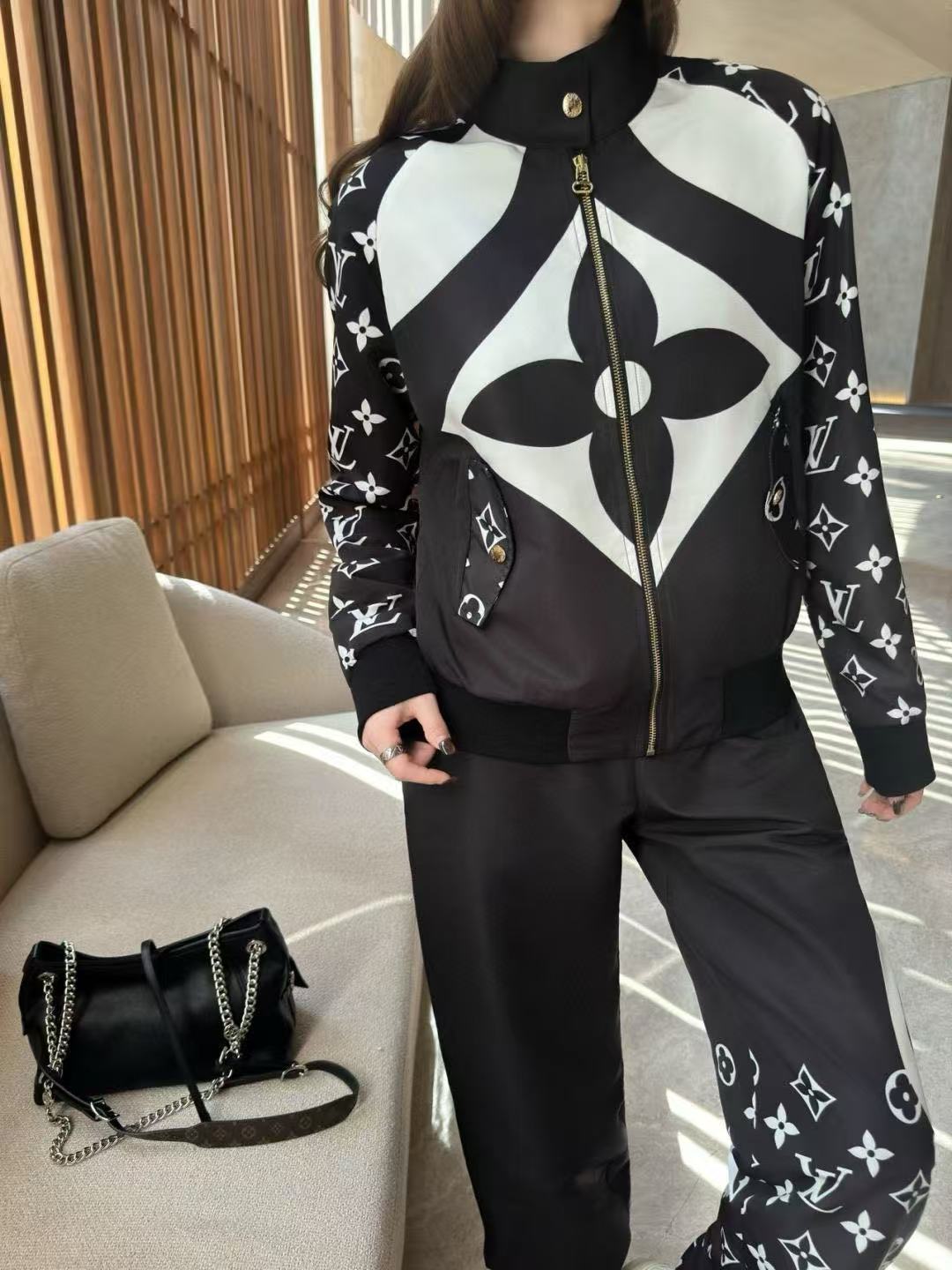 LVプリントのジップアップジャケットとパンツのツーピースセット【50％割引+送料無料】