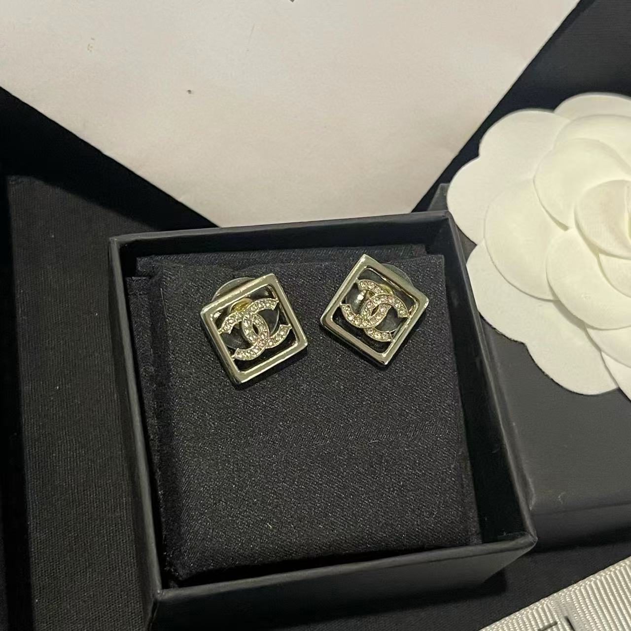 CHANE1 ダブルC ダイヤモンドスタッズ スクエアスタッドピアス【50％割引+送料無料】