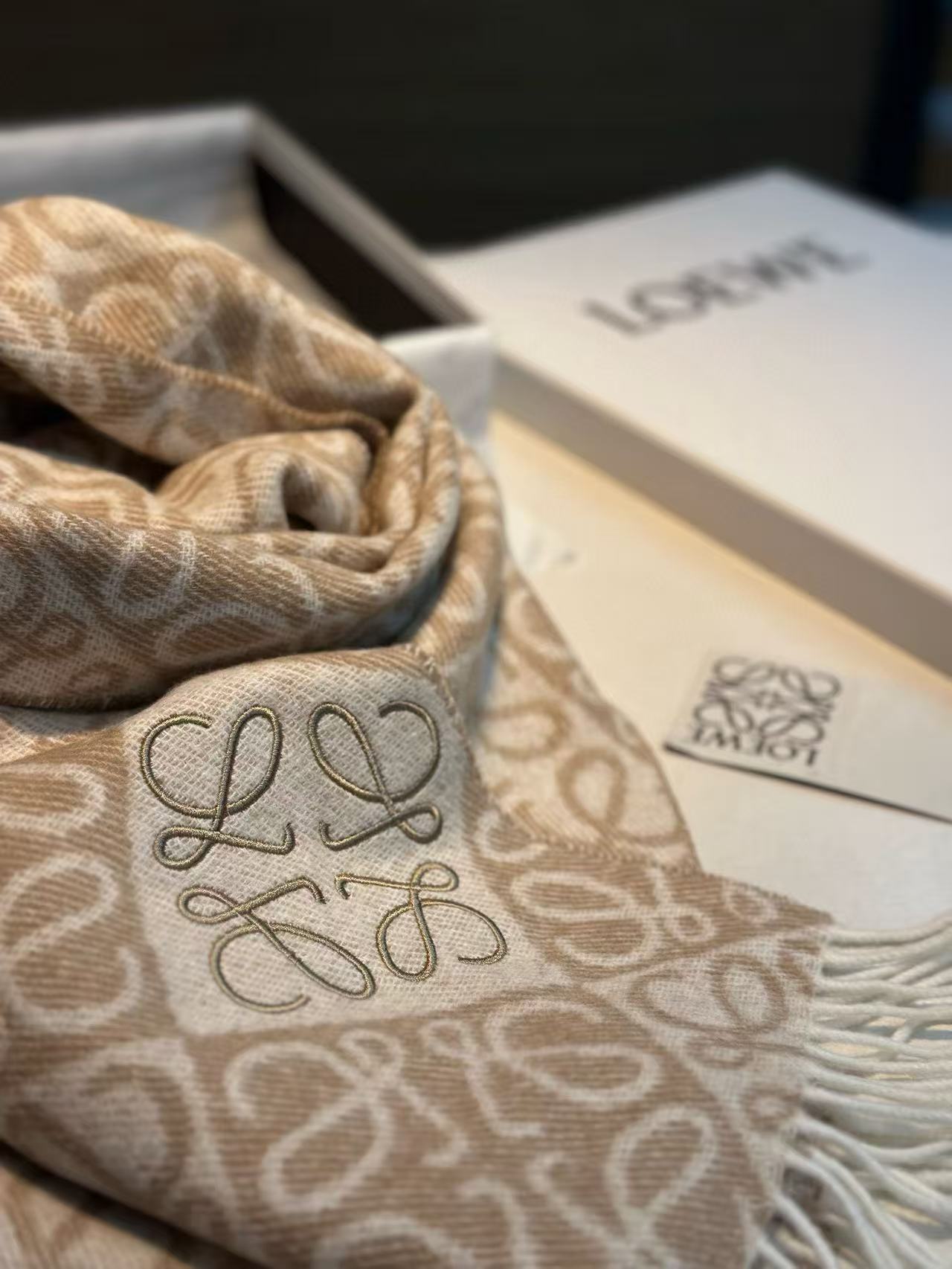 L0WEW 刺繍ロゴ カシミヤ タッセル スカーフ【50％割引+送料無料】