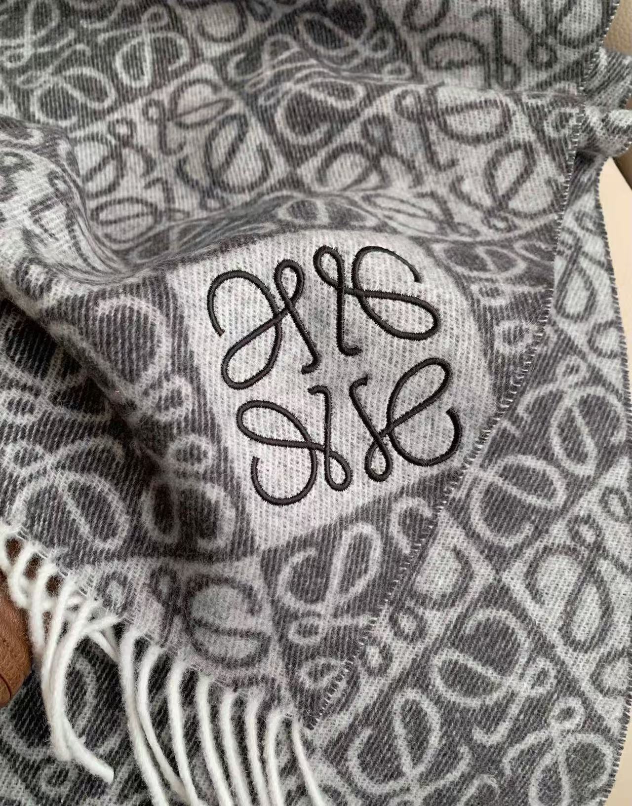 L0WEW 刺繍ロゴ カシミヤ タッセル スカーフ【50％割引+送料無料】