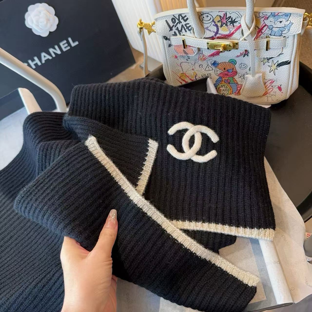 CHANE1 ダブルCデザインのブラック＆ホワイトカシミアスカーフ【50％割引+送料無料】