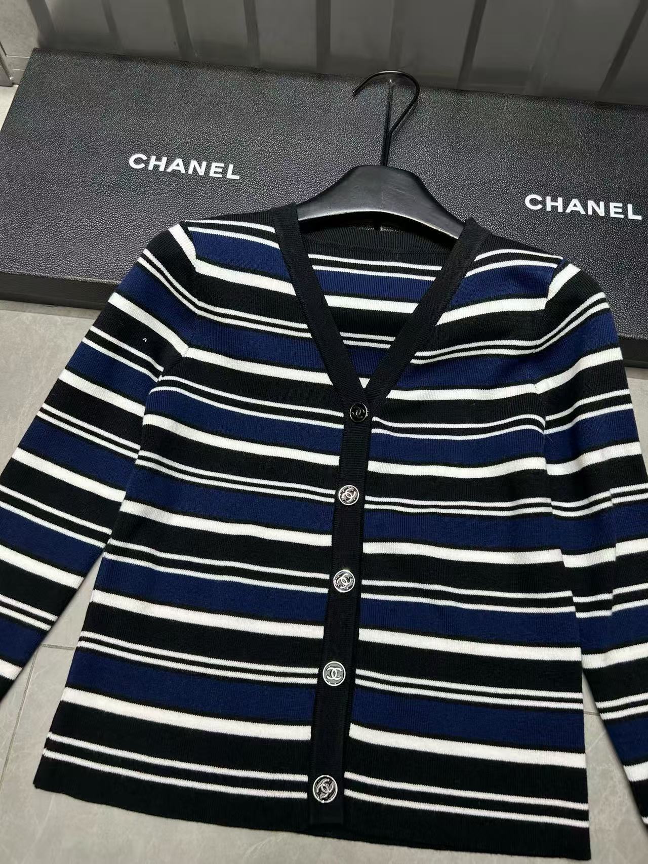 CHANE1 ストライプVネックウールカーディガン【50％割引+送料無料】