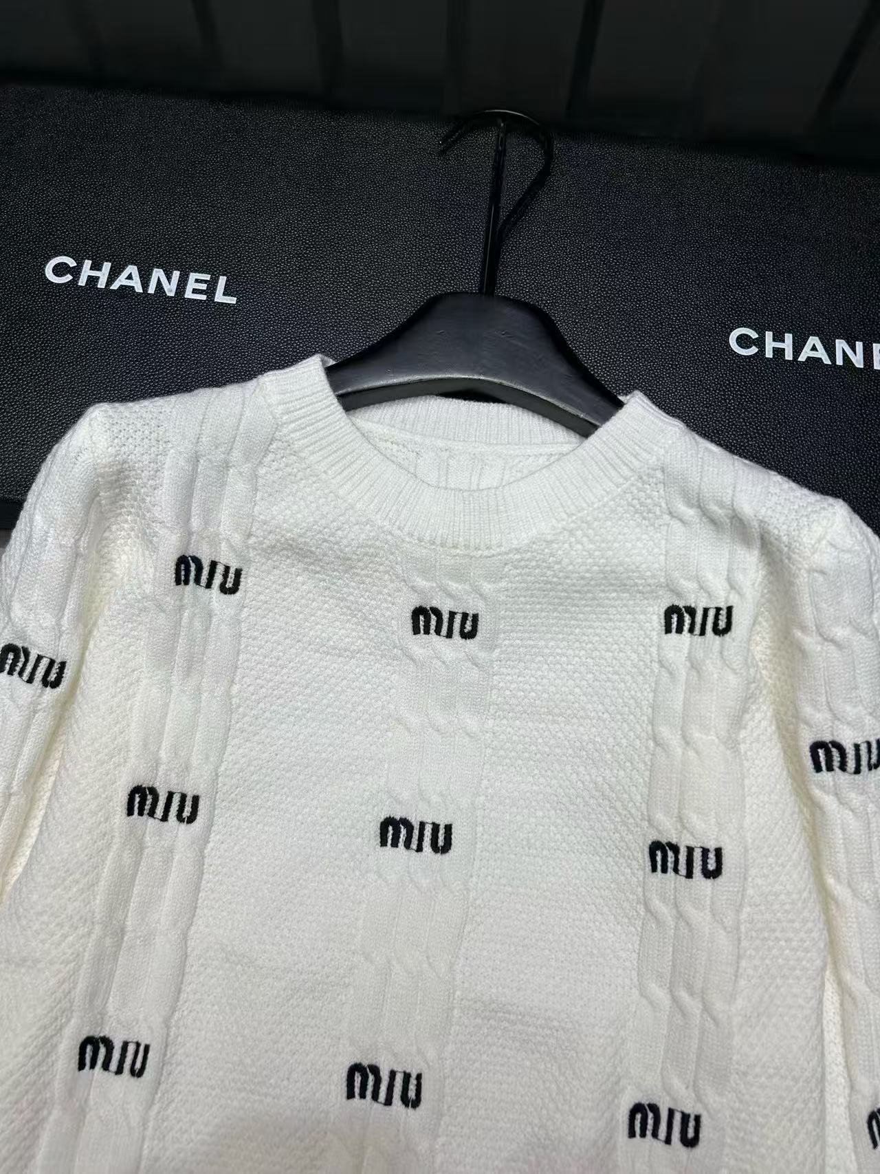 M1UM1U 刺繍レターセーター【50％割引+送料無料】