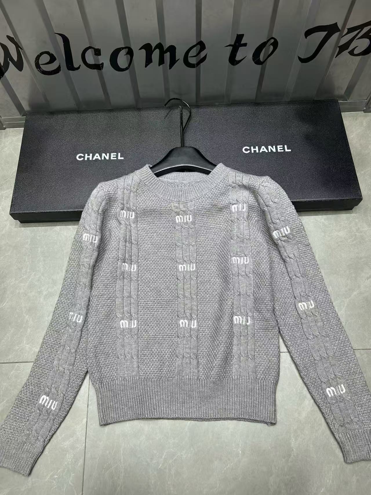 M1UM1U 刺繍レターセーター【50％割引+送料無料】