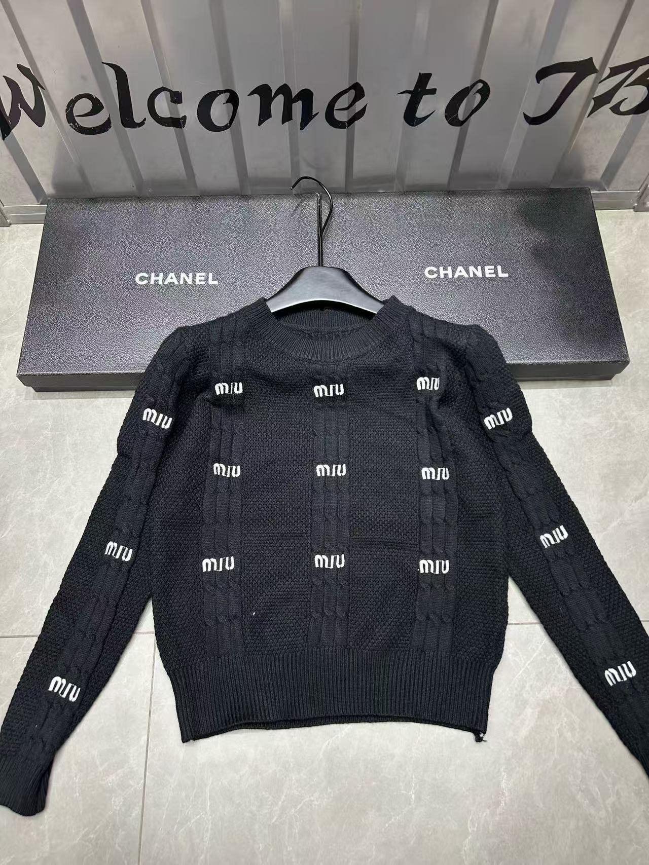 M1UM1U 刺繍レターセーター【50％割引+送料無料】