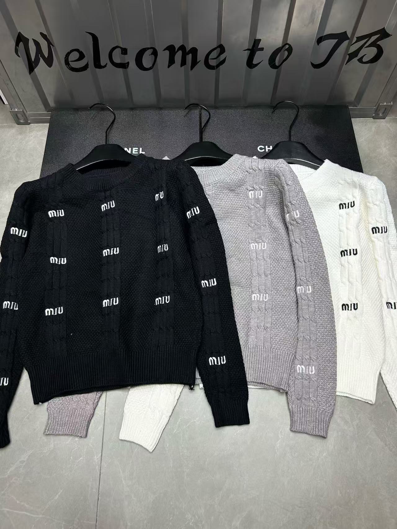 M1UM1U 刺繍レターセーター【50％割引+送料無料】