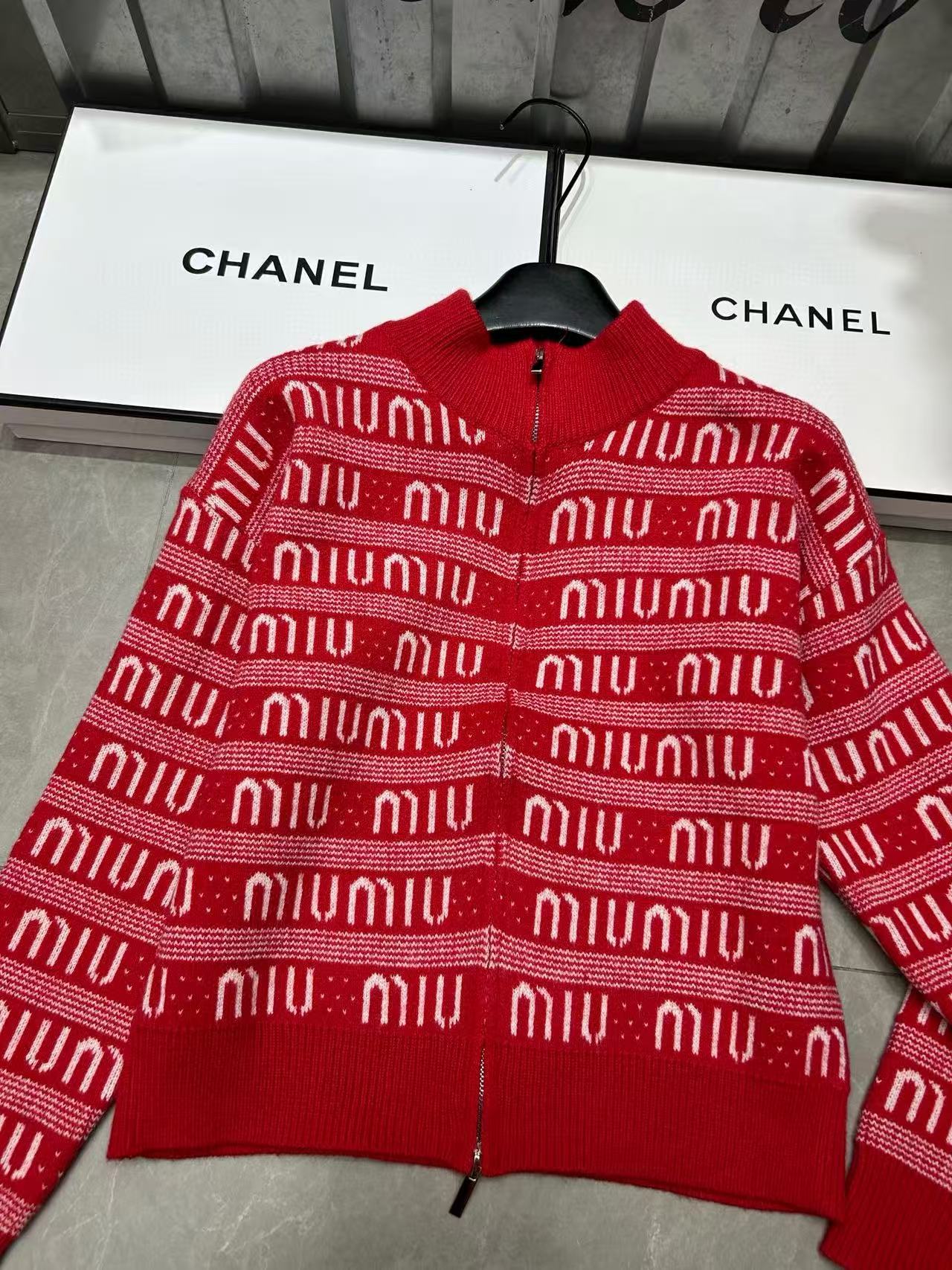 M1UM1U ジッパーレターウールカーディガン【50％割引+送料無料】