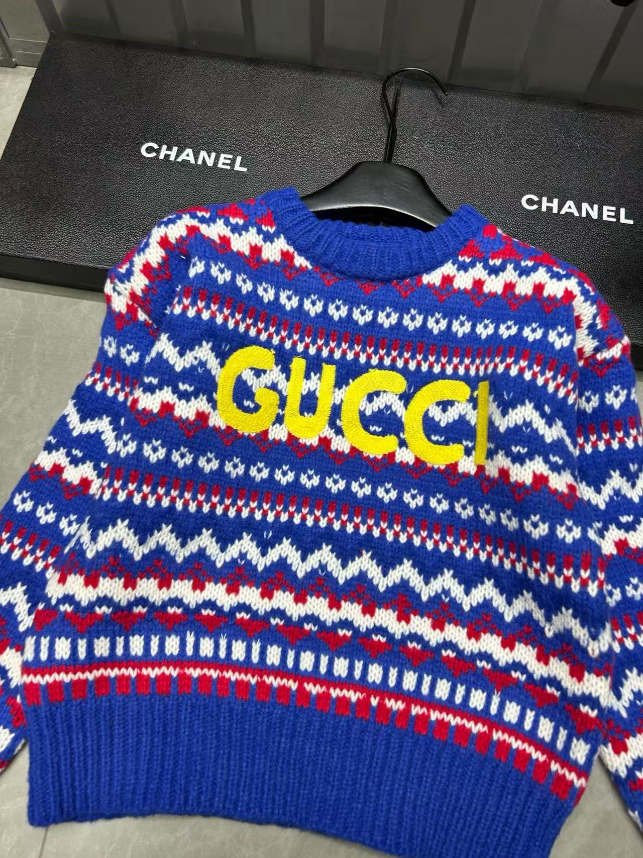 GUCC1 刺繍入りレターカラフルセーター【50％割引+送料無料】